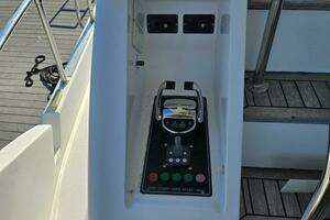 2003 Johnson Flybridge thumbnail 9