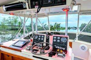 1987 Viking 48 Motor Yacht thumbnail 12