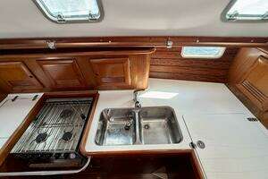 2000 Beneteau Oceanis 461 thumbnail 38