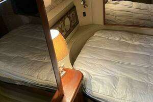 2004 Cruisers Yachts thumbnail 24