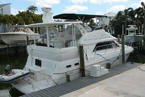 2004 Cruisers Yachts thumbnail 3