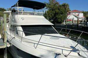 2004 Cruisers Yachts thumbnail 5