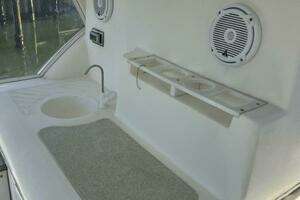2004 Cruisers Yachts thumbnail 12