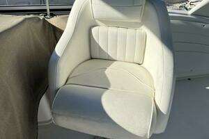 2004 Cruisers Yachts thumbnail 10