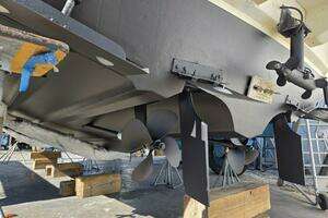 2004 Cruisers Yachts thumbnail 40