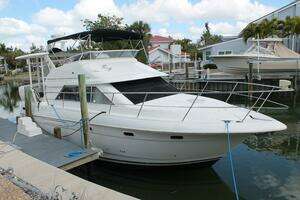 2004 Cruisers Yachts thumbnail 1