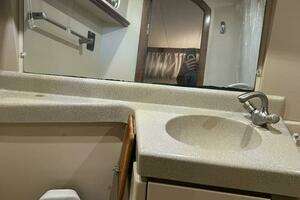 2004 Cruisers Yachts thumbnail 29