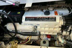 2004 Cruisers Yachts thumbnail 32