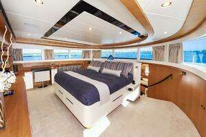 2017 Johnson 93 Flybridge thumbnail 47