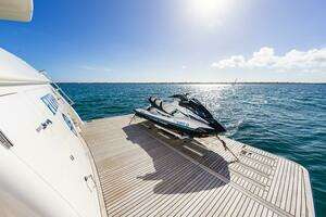 2017 Johnson 93 Flybridge thumbnail 27