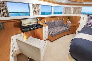 2017 Johnson 93 Flybridge thumbnail 49