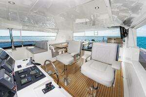 2017 Johnson 93 Flybridge thumbnail 12