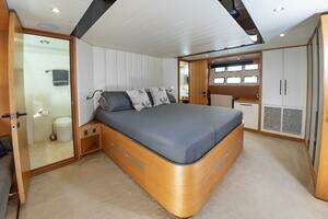 2017 Johnson 93 Flybridge thumbnail 63