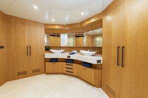 2017 Johnson 93 Flybridge thumbnail 54