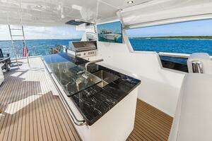 2017 Johnson 93 Flybridge thumbnail 16