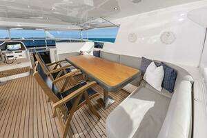 2017 Johnson 93 Flybridge thumbnail 15
