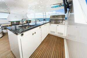 2017 Johnson 93 Flybridge thumbnail 17