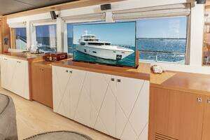 2017 Johnson 93 Flybridge thumbnail 34