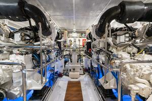 Marlow 72 GRIFFIN - Engine Room 