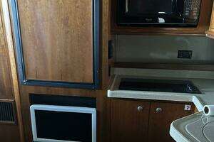 2006 Cruisers Yachts 370 Express thumbnail 7