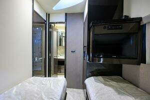 2016 Marquis 660 Sport Yacht thumbnail 18