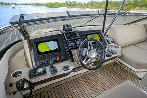 2016 Marquis 660 Sport Yacht thumbnail 32