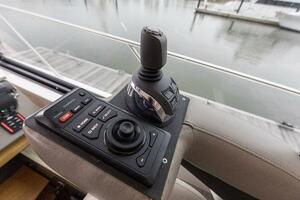 2019 Tiara Yachts C49 Coupe Helm Controls And Electronics (1)