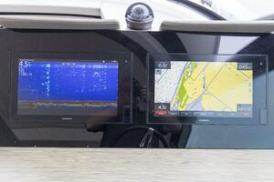 2019 Tiara Yachts C49 Coupe Helm Controls And Electronics (3)