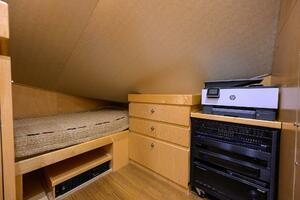 Viking  92 SPECULATOR - Pantry Bunk Room