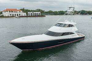 2017 Viking 92 Enclosed Bridge thumbnail 3