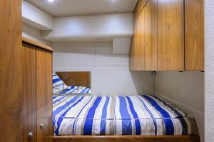 Viking  92 SPECULATOR - Crew Quarters