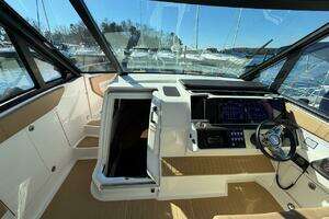 2023 Sea Ray 320 Outboard thumbnail 23
