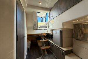2023 Sea Ray 320 Outboard thumbnail 38