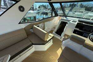2023 Sea Ray 320 Outboard thumbnail 21