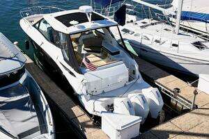 2023 Sea Ray 320 Outboard thumbnail 2