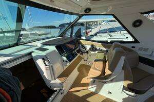 2023 Sea Ray 320 Outboard thumbnail 27