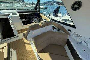 2023 Sea Ray 320 Outboard thumbnail 20
