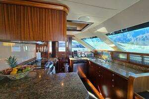 2010 Horizon Enclosed Pilothouse thumbnail 31