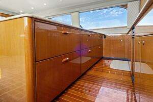 2001 Viking Sportfish thumbnail 30