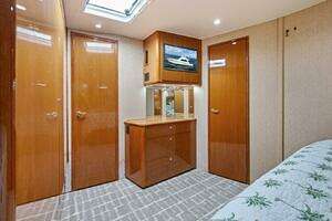 2001 Viking Sportfish thumbnail 32