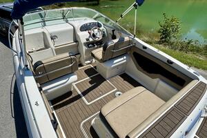 1999 Sea Ray 215 Express Cruiser thumbnail 25