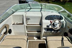 1999 Sea Ray 215 Express Cruiser thumbnail 32