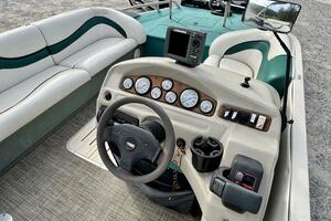 Photo 5987869 for 2002 Sun Tracker Party Deck 21  