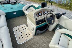 Photo 5987870 for 2002 Sun Tracker Party Deck 21  