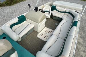 Photo 5987858 for 2002 Sun Tracker Party Deck 21  