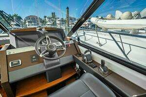 2016 Tiara Yachts 50 Flybridge thumbnail 8