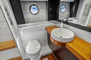 2016 Tiara Yachts 50 Flybridge - Head