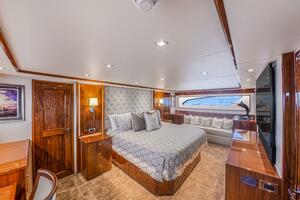 2021 Viking 92 Skybridge