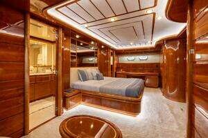 2001 Ferretti Yachts 94 Raised Pilothouse thumbnail 11