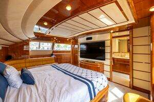2001 Ferretti Yachts 94 Raised Pilothouse thumbnail 17